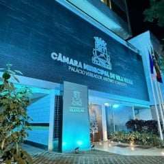 Câmara de Vila Velha iluminada de azul