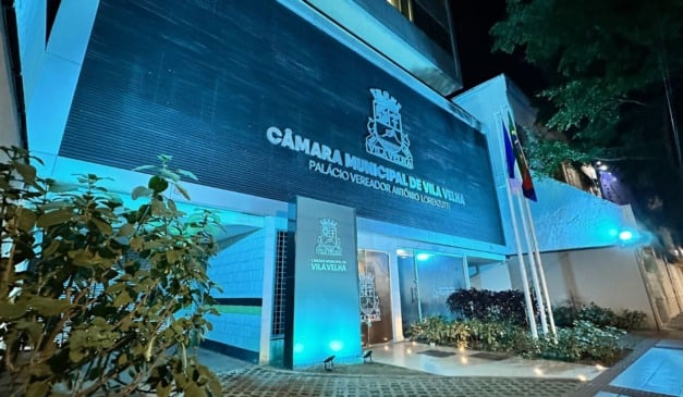 Câmara de Vila Velha iluminada de azul