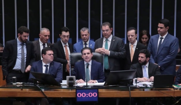 Hugo motta e deputados na Mesa Diretora da câmara dos deputados