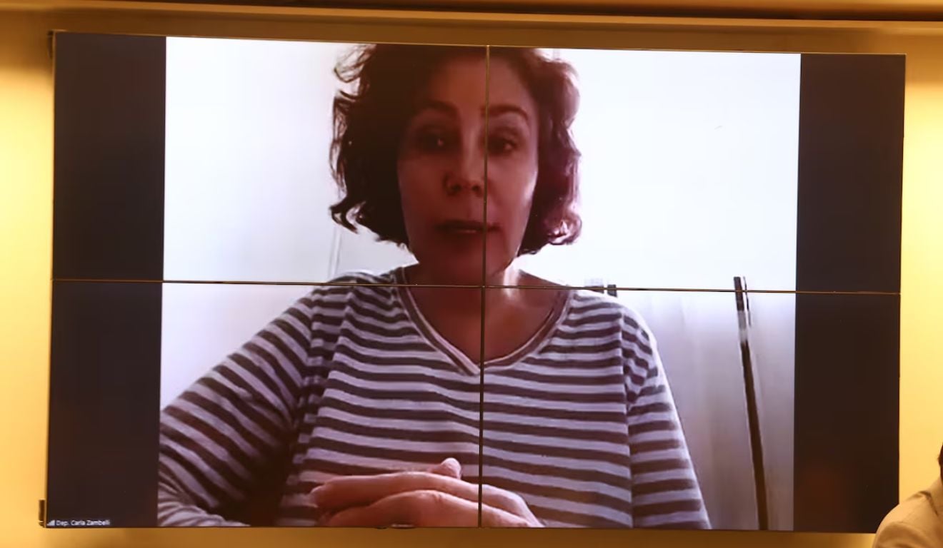 Carla Zambelli participou remotamente das sessões da CCJ; ela está presa na Itália. Carla Zambelli participou remotamente das sessões da CCJ; ela está presa na Itália.