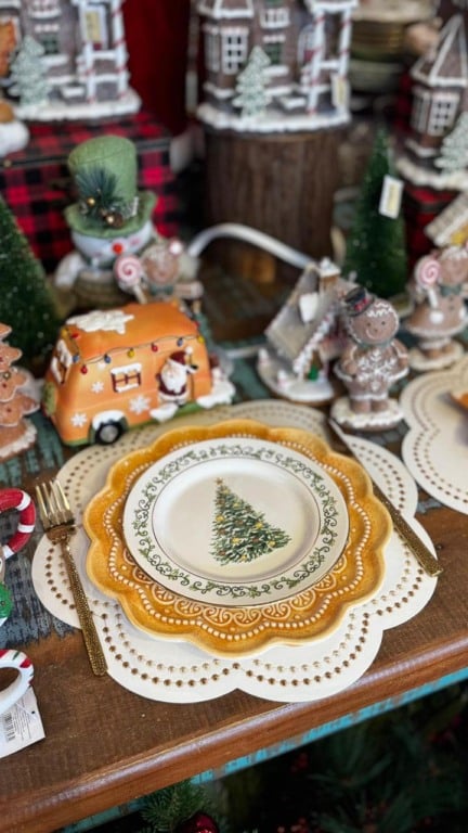 Decoração de Natal de luxo em loja da Praia do Canto (Foto: Pedro Permuy)