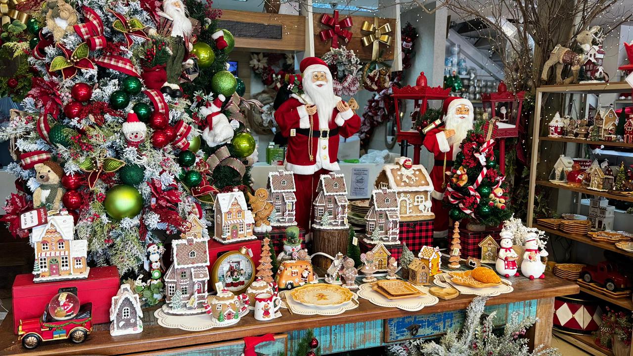 Decoração de Natal de luxo em loja da Praia do Canto (Foto: Pedro Permuy)