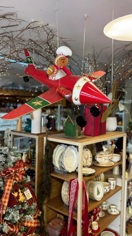 Decoração de Natal de luxo em loja da Praia do Canto (Foto: Pedro Permuy)