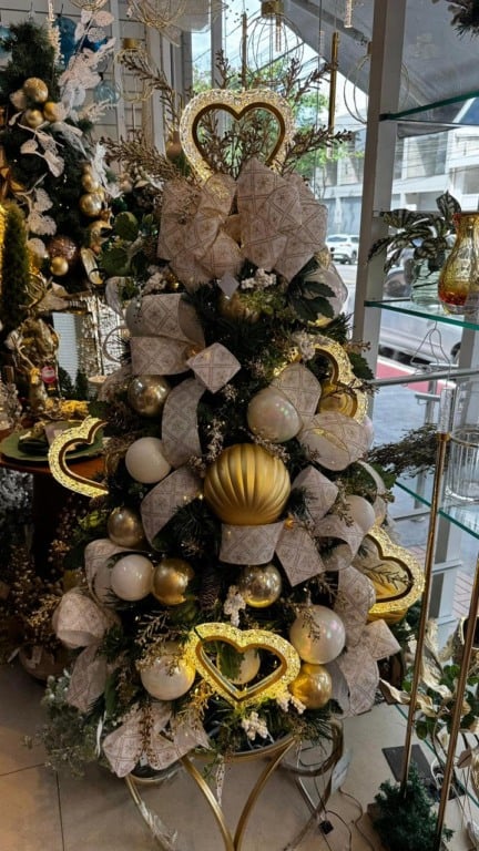 Decoração de Natal de luxo em loja da Praia do Canto (Foto: Pedro Permuy)