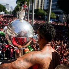 Taça da Libertadores quebrada na festa do Flamengo