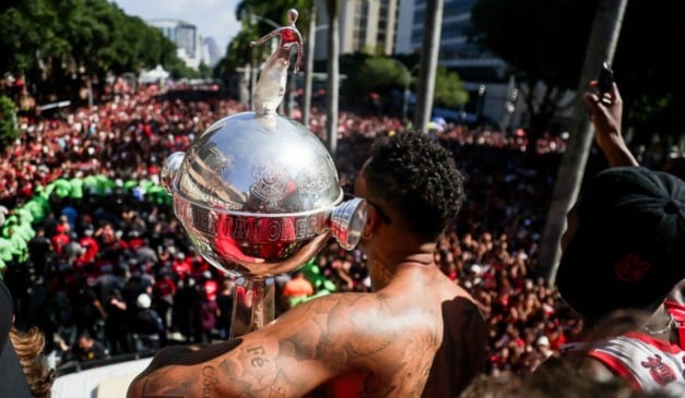 Taça da Libertadores quebrada na festa do Flamengo