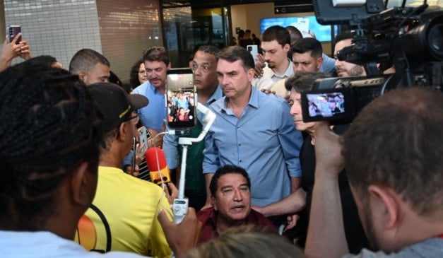 Os senadores Flávio Bolsonaro e Magno Malta no aeroporto de Vitória. Foto: Thiago Soares/Folha Vitória