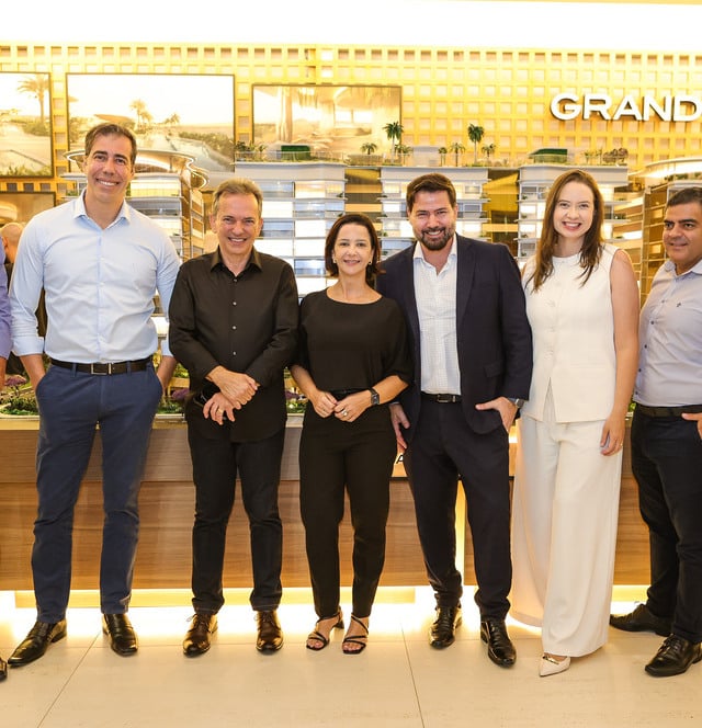 gustavo rezende e rodrigo barbosa com o time de corretores parceiros da Grand Construtora