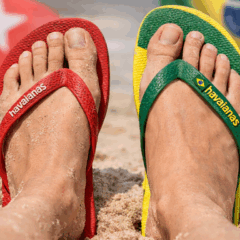 P&eacute;s descal&ccedil;os na areia: o trope&ccedil;o das Havaianas
