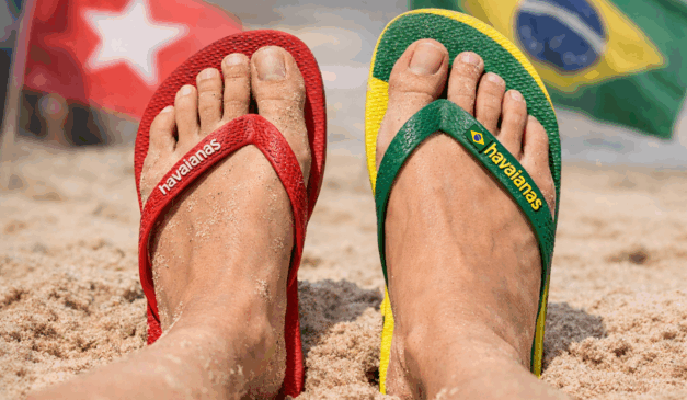 Pés descalços na areia: o tropeço das Havaianas