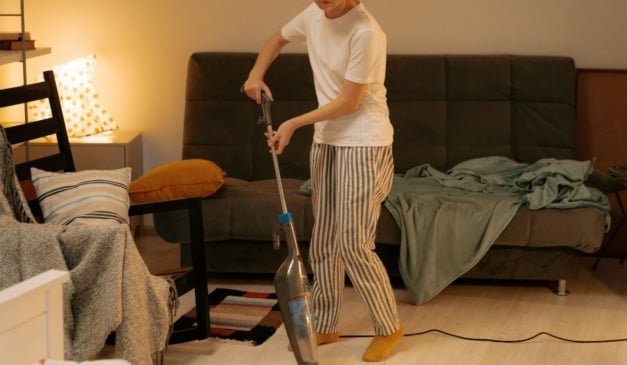 Por que você tem vontade de limpar e faxinar a casa de noite ou madrugada, segundo a psicologia