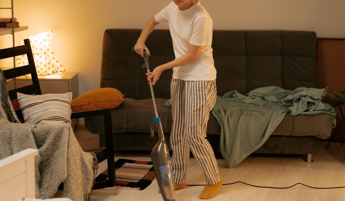 Por que você tem vontade de limpar e faxinar a casa de noite ou madrugada, segundo a psicologia