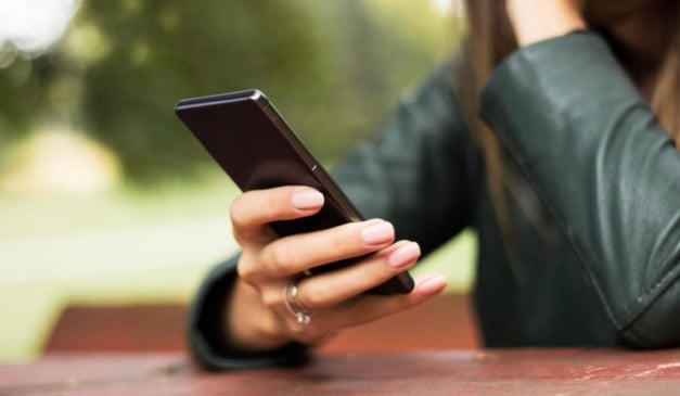 Mensagens de feliz aniversário de amigos e familiares resultou na crise de ciúmes (Foto: Canva)