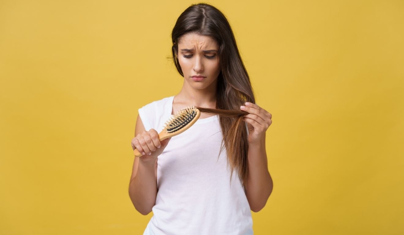 Queda de cabelo nunca mais: chá com ingrediente caseiro fortalece os fios desde a raiz Queda de cabelo nunca mais: chá com ingrediente caseiro fortalece os fios desde a raiz