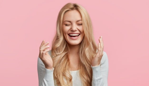 Cabelo loiro sem frizz: 3 cuidados simples salvam os fios após a descoloração