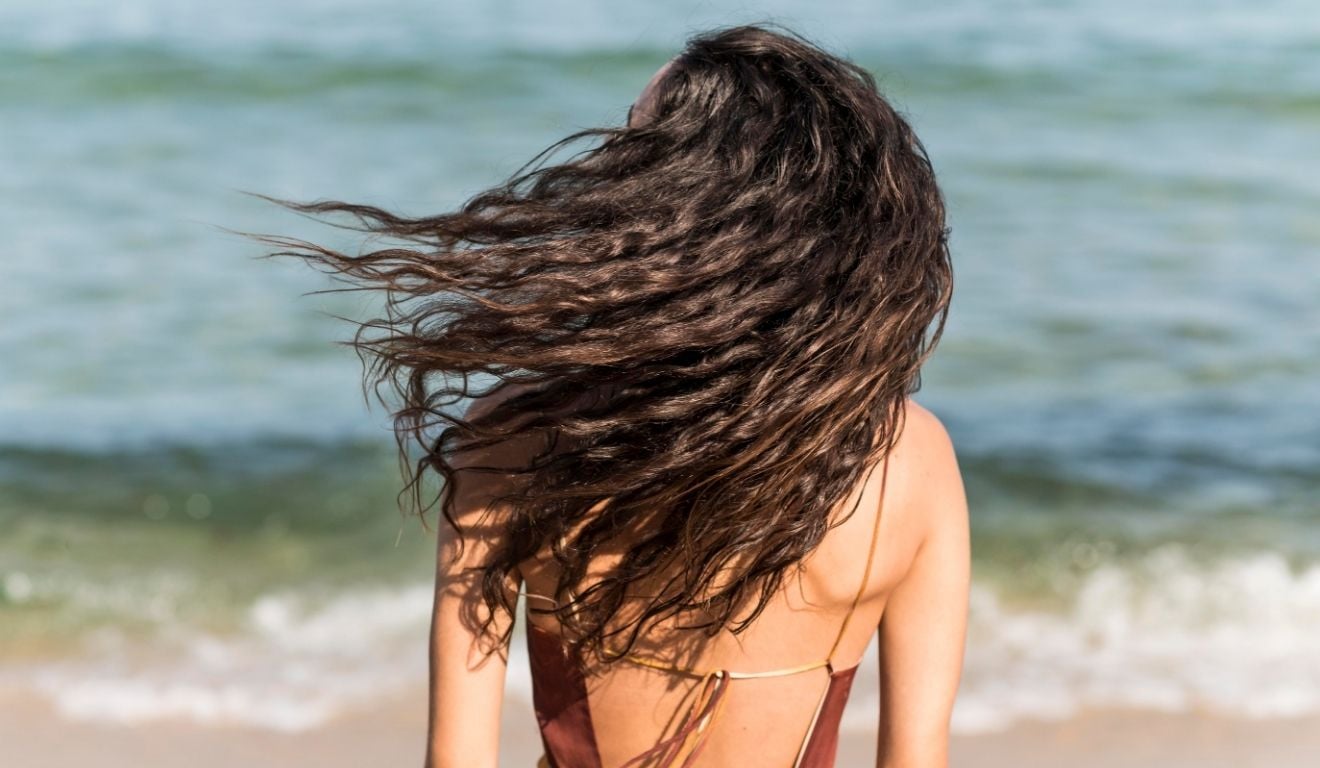 Do mar à piscina sem medo: óleo natural protege o cabelo do sal, garante cabelo de sereia e afasta o efeito palha Do mar à piscina sem medo: óleo natural protege o cabelo do sal, garante cabelo de sereia e afasta o efeito palha