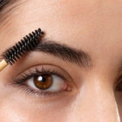 Sem sal&atilde;o e sem agulha: &oacute;leo poderoso recupera sobrancelhas ralas em casa