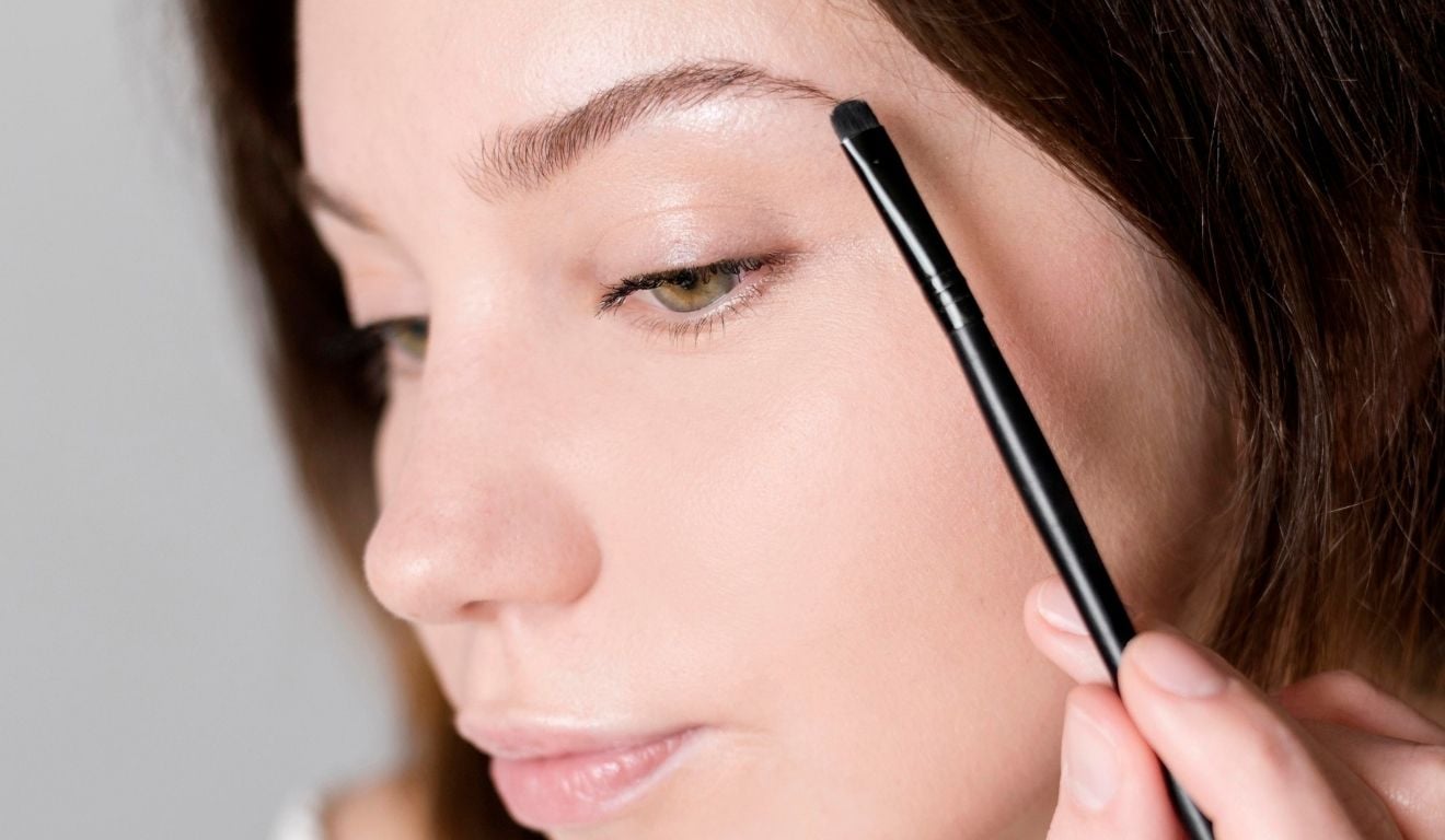 Adeus, sobrancelha falhada: como preencher com lápis e levantar o olhar em apenas 2 minutos