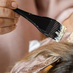 Sem qu&iacute;mica pesada aos 50+: mistura natural esconde o cabelo branco sem precisar de tinta com am&ocirc;nia