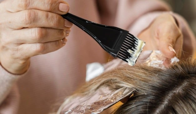 Sem química pesada aos 50+: mistura natural esconde o cabelo branco sem precisar de tinta com amônia