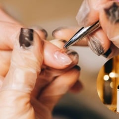 Unhas impec&aacute;veis no Natal: &oacute;leo natural facilita a remo&ccedil;&atilde;o da cut&iacute;cula