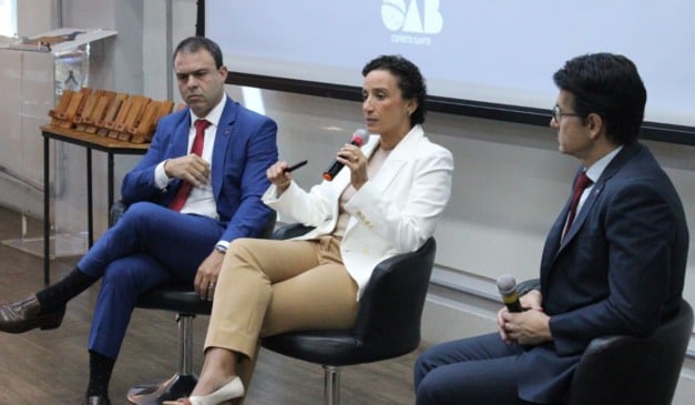 Da esquerda para a direita, todos da OAB-ES: o secretário-geral, Eduardo Santos Sarlo; a presidente, Érica Neves; e o tesoureiro, José Antônio Neffa Júnior.