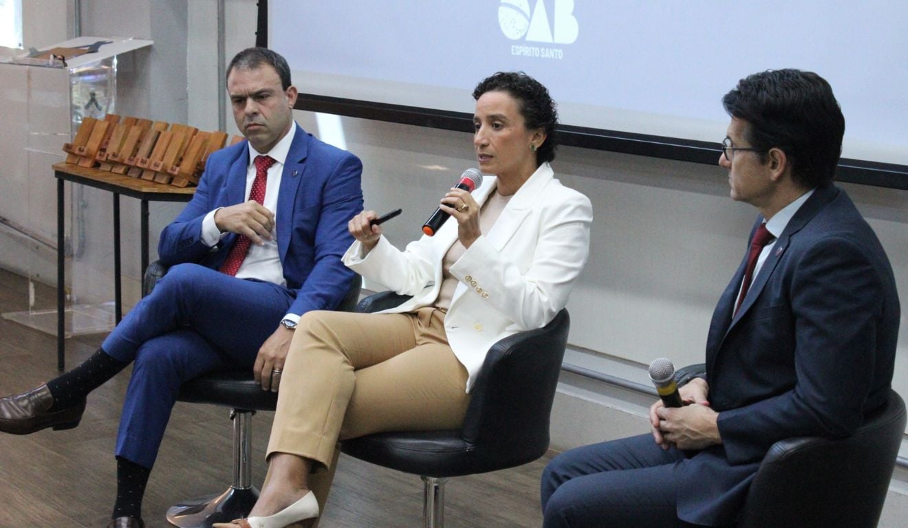 Da esquerda para a direita, todos da OAB-ES: o secretário-geral, Eduardo Santos Sarlo; a presidente, Érica Neves; e o tesoureiro, José Antônio Neffa Júnior. Da esquerda para a direita, todos da OAB-ES: o secretário-geral, Eduardo Santos Sarlo; a presidente, Érica Neves; e o tesoureiro, José Antônio Neffa Júnior.