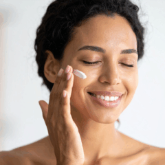 Conheça os cremes mais eficazes para prevenir e reduzir rugas após os 40 anos, com o poder do ácido hialurônico, um ingrediente essencial para manter a pele jovem e hidratada/Canva