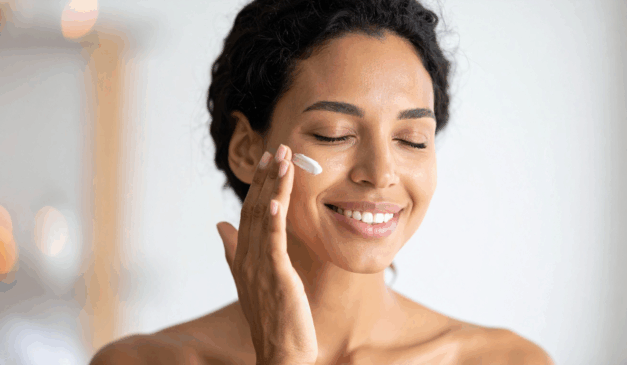 Conheça os cremes mais eficazes para prevenir e reduzir rugas após os 40 anos, com o poder do ácido hialurônico, um ingrediente essencial para manter a pele jovem e hidratada/Canva