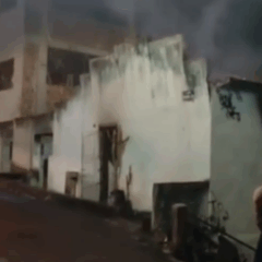 O telhado da residência desabou devido as chamas (Foto: Reprodução/Redes Sociais)