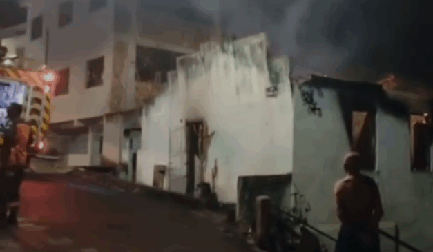 O telhado da residência desabou devido as chamas (Foto: Reprodução/Redes Sociais)