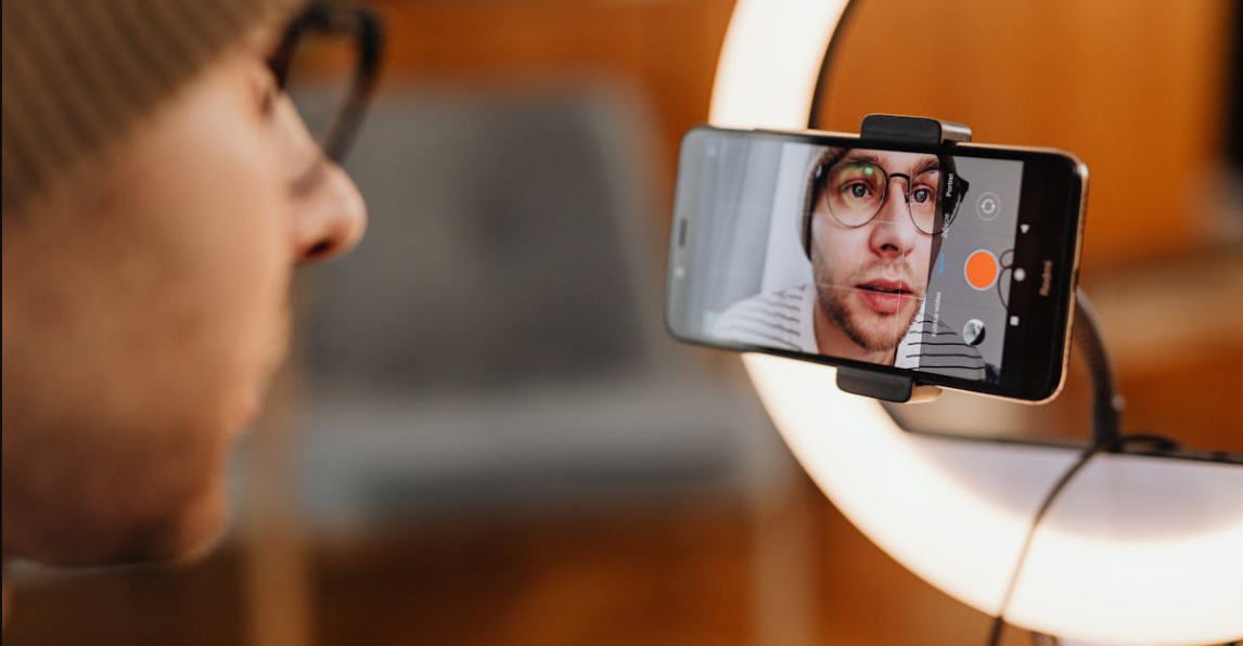 Como fazer vídeos caseiros ficarem profissionais sem gastar muito