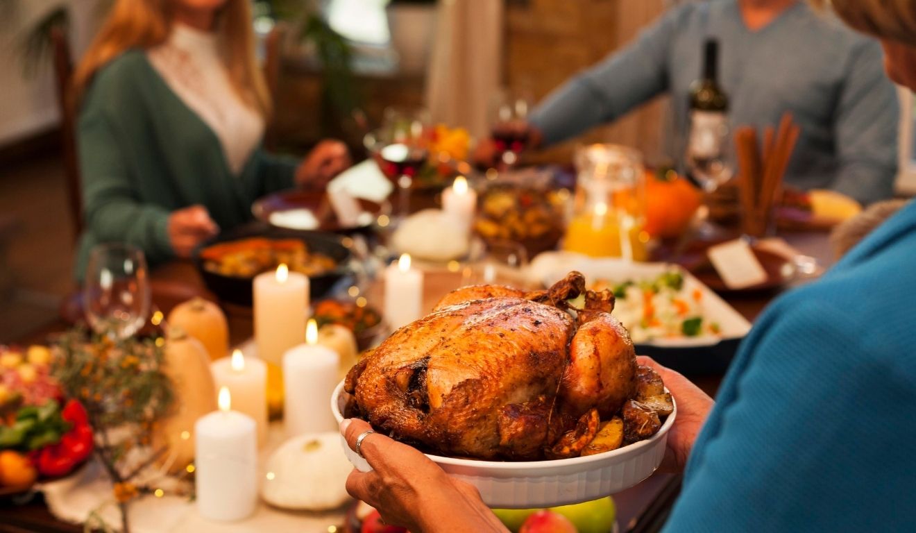 Adeus, ressaca: chá poderoso alivia o peso da ceia de Natal