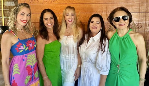 Amigos de longa data em almoço de alta confraternização