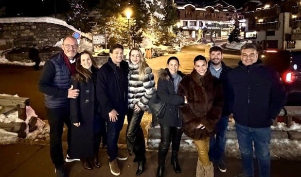 Como sempre acontece amigos curtem férias na neve