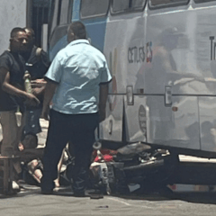 O acidente chamou a aten&ccedil;&atilde;o dos populares que passavam no local (Foto: Reprodu&ccedil;&atilde;o/TV Vit&oacute;ria)