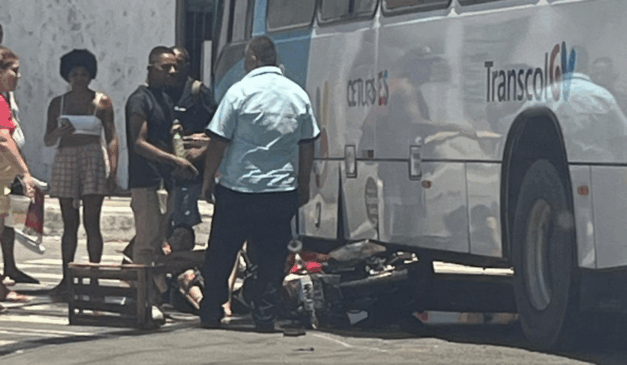 O acidente chamou a atenção dos populares que passavam no local (Foto: Reprodução/TV Vitória)