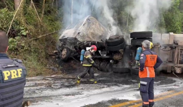 Acidente com carreta interditou a BR-262. Foto: PRF/Divulgação
