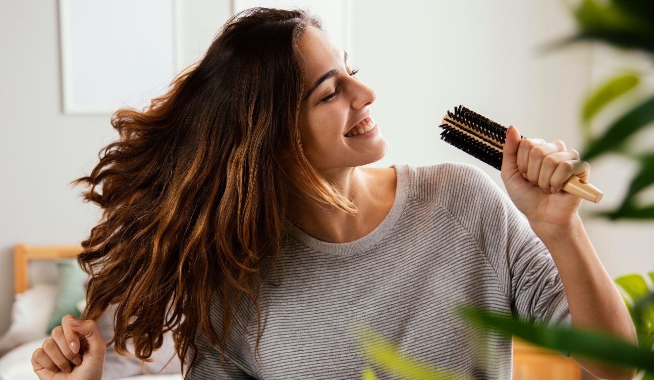 Acorde com cabelo pronto: a atitude simples que elimina o frizz durante a noite