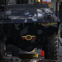 Militar venezuelano nos arredores do complexo Forte Tiuna, um dos alvos do ataque americano Foto: Federico Parra/FEDERICO PARRA