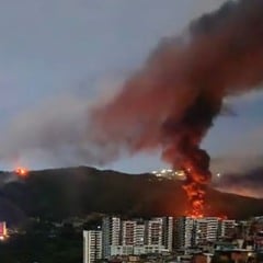 Fuma&ccedil;a e fogo s&atilde;o vistos na regi&atilde;o do complexo militar Fuerte Tiuna, em Caracas, ap&oacute;s ataque americano Foto: STR