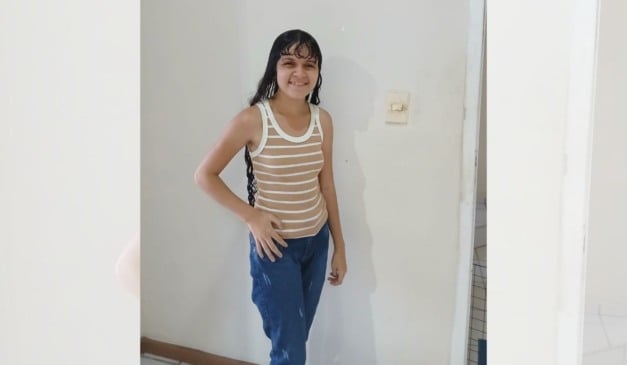 Recuperada de um tratamento oncológico iniciado aos 9 anos, Rebeca Vitória retomou os estudos e pretende atuar no cuidado de crianças em situação semelhante. Foto: reprodução/Arquivo pessoal