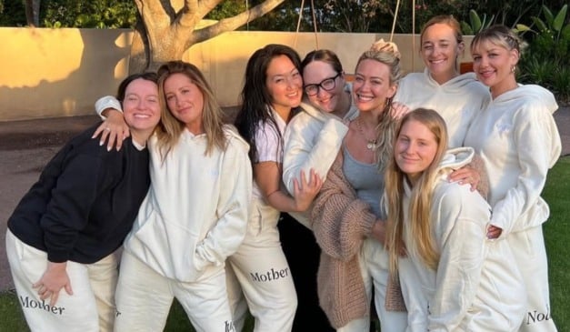 Ashley Tisdale, Hilary Duff e Meghan Trainor com outras mulheres em viagem de grupo de mães (Foto: Reprodução/Instagram/@@hilaryduff)