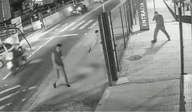 Cachorro é morto com dez tiros em frente a ponto de ônibus em SP