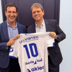 Roberto Carneiro e Tarc&iacute;sio de Freitas com a camisa do Vit&oacute;ria Futebol Clube (foto: divulga&ccedil;&atilde;o)