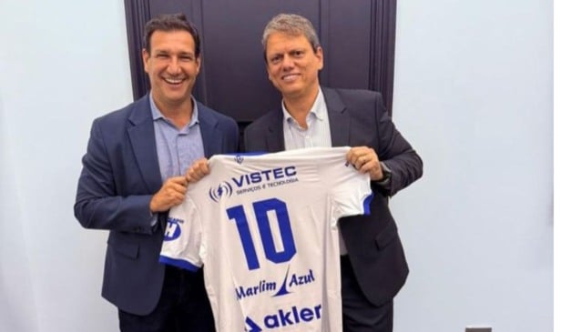 Roberto Carneiro e Tarcísio de Freitas com a camisa do Vitória Futebol Clube (foto: divulgação)