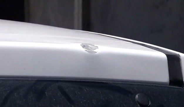 Carro de motorista de aplicativo é atingido por tiro na região da Grande Terra Vermelha. Foto: Reprodução/TV Vitória