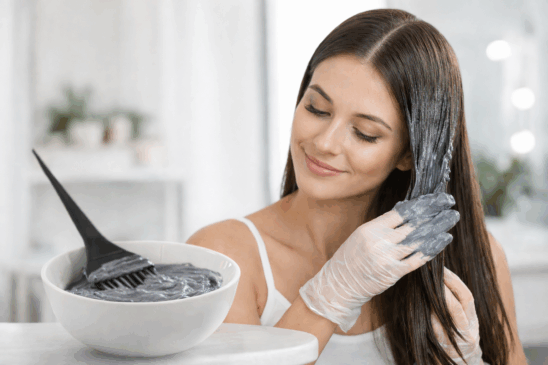 Tratamento de banho de brilho ajuda a uniformizar o tom e intensificar a luminosidade dos cabelos sem alterar a estrutura dos fios/ ChatGPT