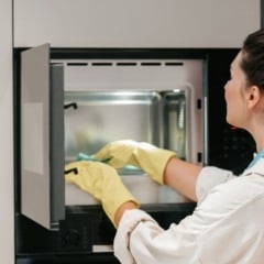 Chega de gordura grudada: 4 dicas para limpar o micro-ondas por dentro r&aacute;pido e f&aacute;cil