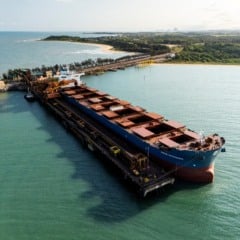 Embarque de pelotas no Porto de Ubu: Ao longo do ano 140 navios passaram pelo terminal portu&aacute;rio pr&oacute;prio da Samarco. Cr&eacute;dito: Divulga&ccedil;&atilde;o